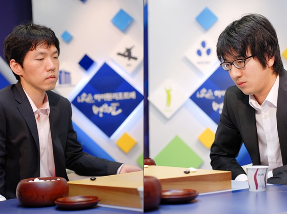 Kỳ Nhân Pak Yeong-hun (박영훈, bên phải) trong một trận đấu của giải Myeongin năm 2010)
